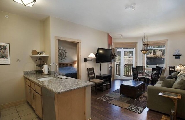 Premium 2 Bedroom 2 Bath Ski In Ski Out to Eagle Lifts