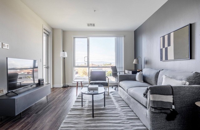 Premium Santa Clara 1BR w/Gym, Pool & W/D, nr tech HQs, by Blueground