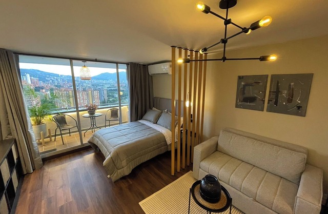Premium Studio near Oviedo Mall, El Poblado – Balcony, AC & Fast WiFi