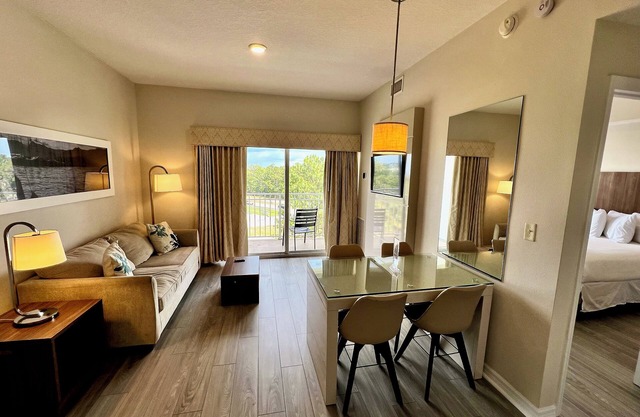 Premium-Universal Studios King Bed Resort Suite, Free Parking,Full Kitchen, Pool