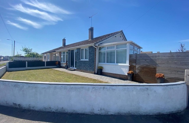 Prestatyn 2-Bed Bungalow, Sleeps 5 with Hot Tub
