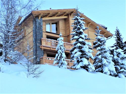 Prestigious Chalet for 18 Guests, Pool & Jacuzzi, close to slopes and resort center