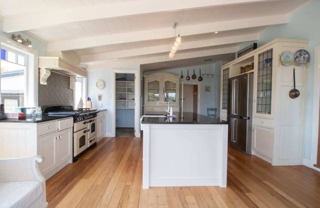 Prestigious Homestead on Scenic Rural Block