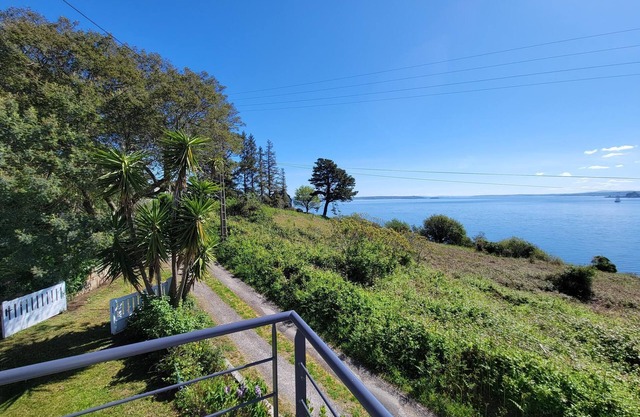 Pretty Breton Villa, Spectacular Sea Views, 2 minute walk from beach