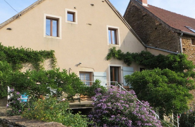 Pretty Clunisois farmhouse, near Cormatin, Taizé and Cluny, nearby greenway