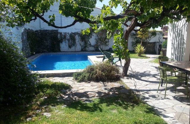 Pretty cottage with lovely garden and pool. Great location. Wifi. Sleeps 4