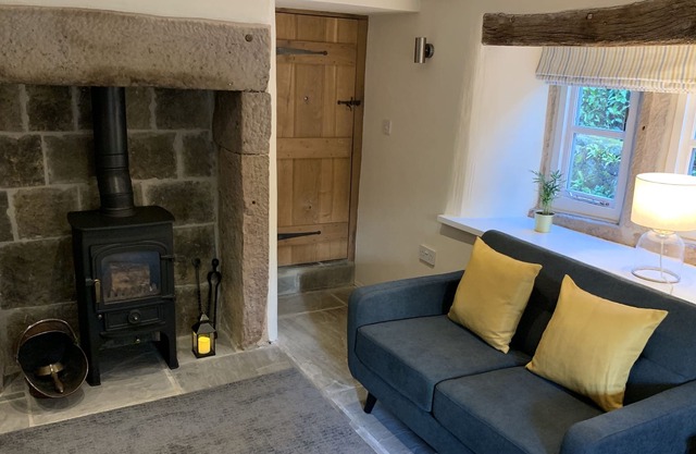 Pretty detached stone cottage in Derbyshire Dales with log burner