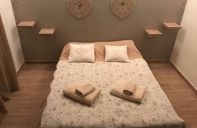 PRETTY HOUSE IN THE VILLAGE OF FIGARI, AIR CONDITIONED 5 MINUTES FROM THE BEACHES OF LA TESTA