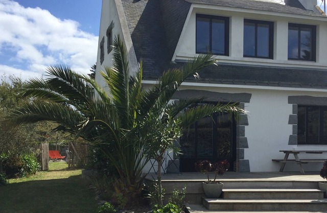 Pretty house located 300 meters from the beach of Port Melite and 20 minutes from the town