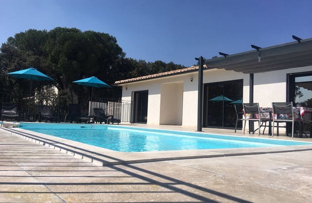 PRETTY NEW AIR CONDITIONED VILLA WITH HEATED POOL IN THE CAMPAIGN OF UZES