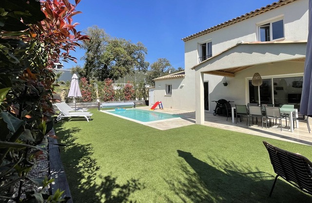 Pretty new villa with all modern comforts 9 km from the beaches