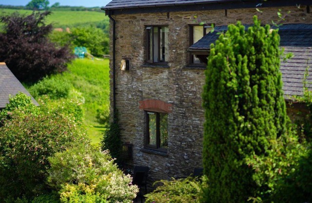 Pretty one bedroom cottage with access to onsite leisure facilities, including swimming pool