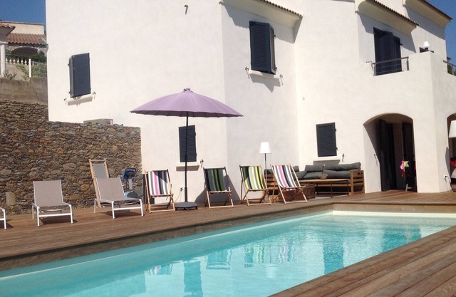 Pretty villa top with pool access