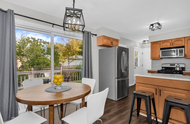 Prime Location, Cozy & Spacious home in Schaumburg