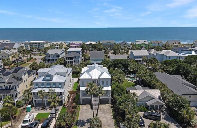 Prime location! Downtown IOP. Private pool. Elevator. 1 block to town/beach.