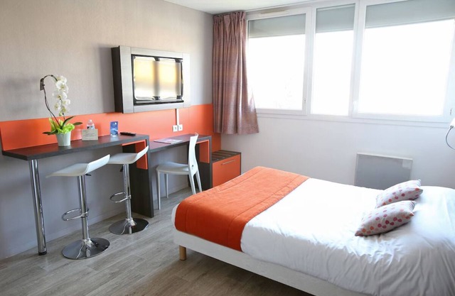 Prime Location Studio: Tramway Access for Downtown Visits