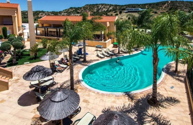 Prime Location! Fully-equipped Kitchen, Outdoor Swimming Pool, Near Luz Beach