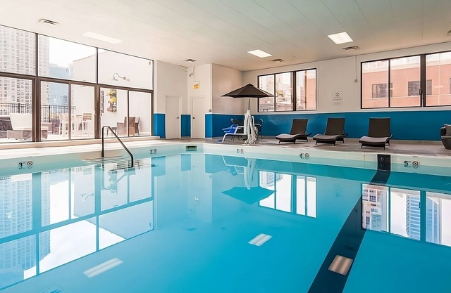 Prime Location! Indoor Pool, Near Millenium Park, Shedd Aquarium, Willis Tower