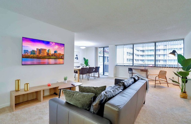 Prime Location, Metro & Close to Airport!