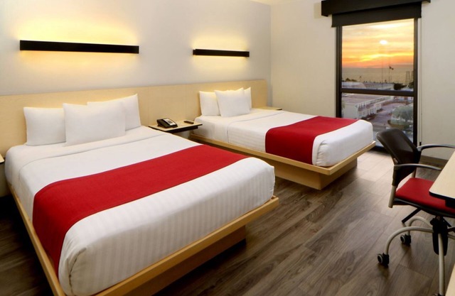 Prime Location Room with Cozy Touches Ideal for Exploring Beaches