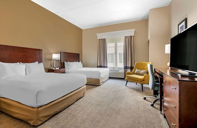 Prime Location Near The Wheel at ICON Park! 2 Comfortable Units, FREE Breakfast!