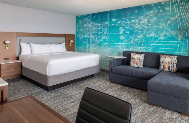 Prime Location! Pool, FREE Parking, Pets Allowed, Near Francis Street Park!