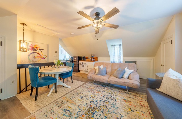 Prime Location, Private Loft Apartment. Well-Appointed for Comfort & Convenience