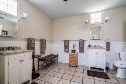 Prime location-Walk to food, Bars and Wineries!