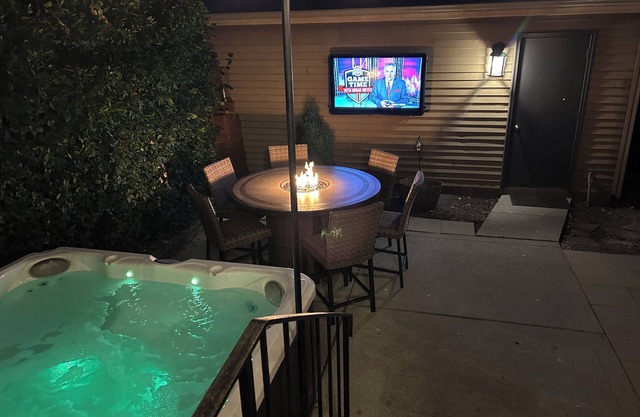 PRIME Location with Hot Tub, Pool Table and Sauna