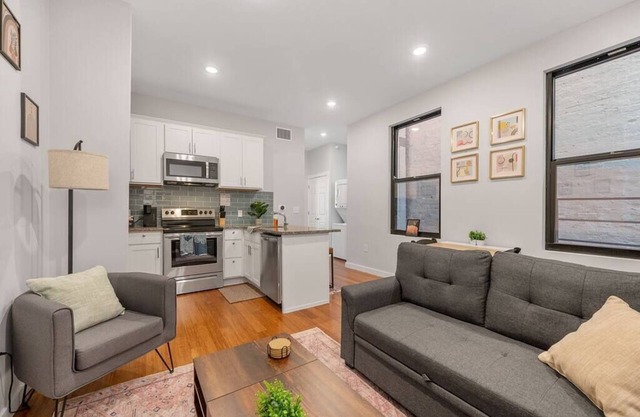 Prime OTR off Vine+Lux Full Bed+Near FREE Light Rail+Fast WiFi+50in TV+ Sleeps 3