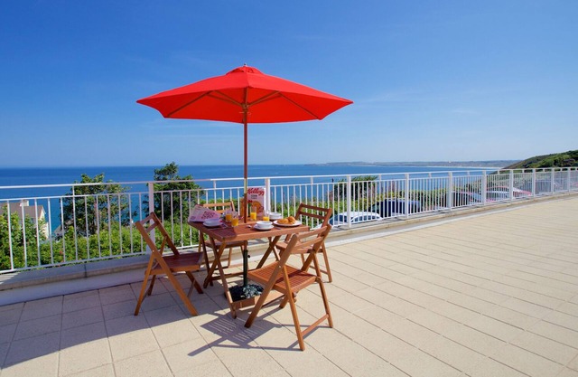 Prime seaside location, wonderful sea terrace, car parking, Wifi