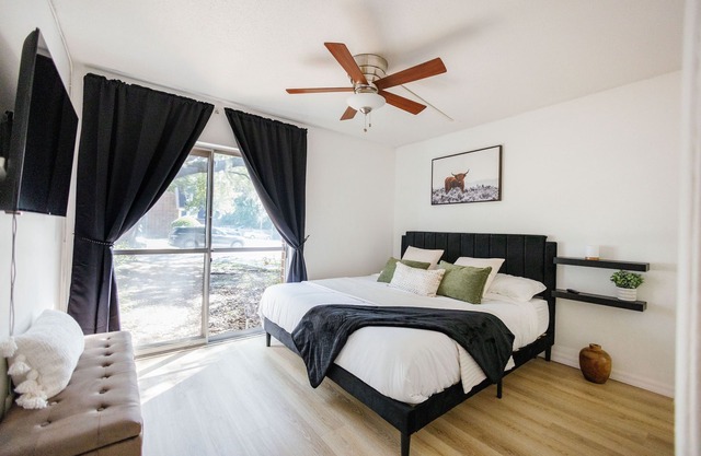PrimeLocation: 1/1Condo Steps from UF/Shands/VA w/CozyKingBed #ConvenientComfort