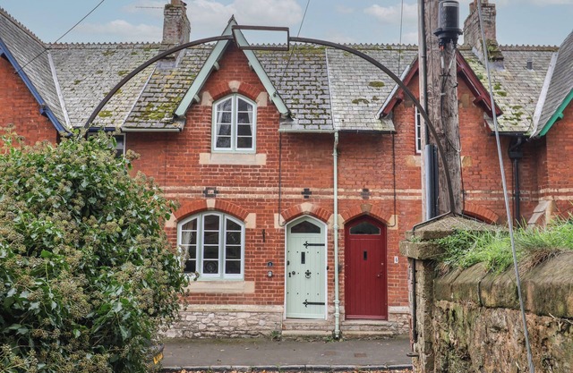 PRIMROSE COTTAGE, family friendly, with open fire in Kenton, Exeter