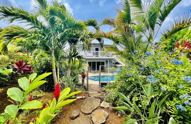 Princeville Retreat. Private pool and hot tub, AC. Walk to Princeville Center.