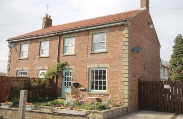Priory Cottage. Tranquility In Town. Private Parking. Town Centre Location.