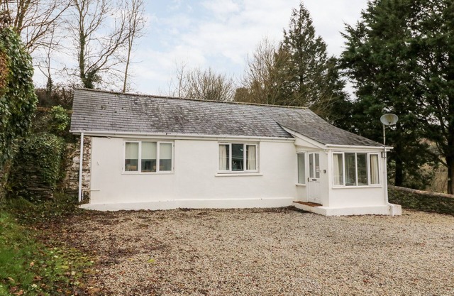 PRIORY HOUSE COTTAGE, pet friendly, with a garden in Barnstaple