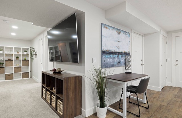 Pristine & Fully Stocked Home, relax near outdoor adventures, airport & SLC