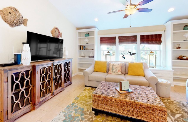 Pristine Key Allegro home with a private hot tub & pergola - near the beach