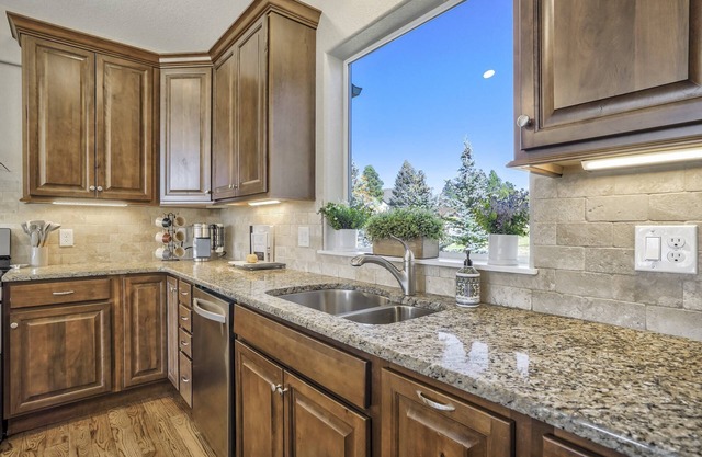 Pristine, Modern Home with Views, Pool Table, Sauna, Exercise Room, WiFi, Fire Places, 3 TVs, Space!