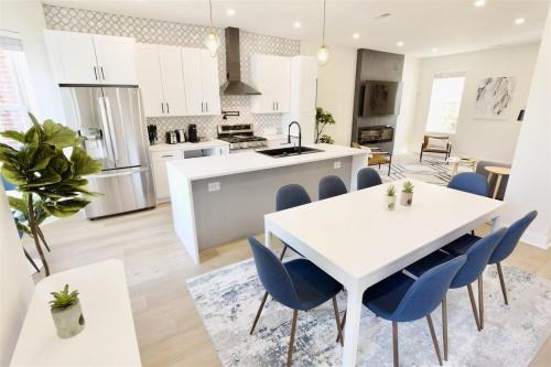 Pristine Petworth Family Home w Street Parking