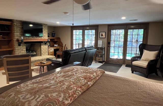 Pristine Private Entry Studio with Gas Fireplace @ I-71 Polaris