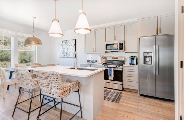 Pristine three-level townhouse with private hot tub, washer/dryer - dog-friendly