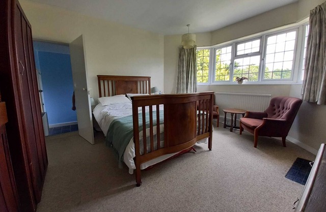Private 1-bedroom apartment in Raynes Park