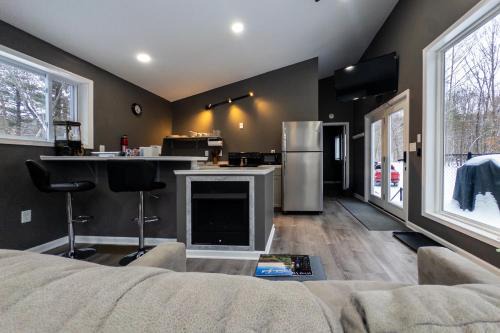 Private 19 Acre Forest Cabin for 2 with Fireplace and WiFi