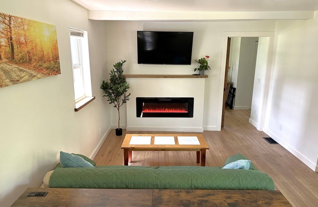 Private 2-bed/2 bath house w/Hot Tub, yard in Batavia 15 minutes to Darien Lake