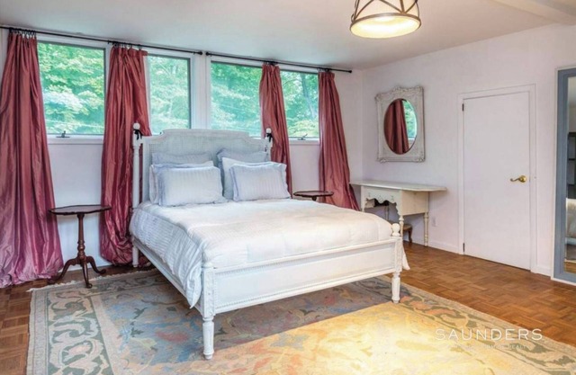 Private 2 room 1 Queen & bath with AC, WiFi, parking, kitchenette