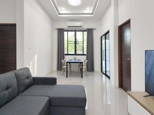 Private 3BR House with Garden & Canal for longStay