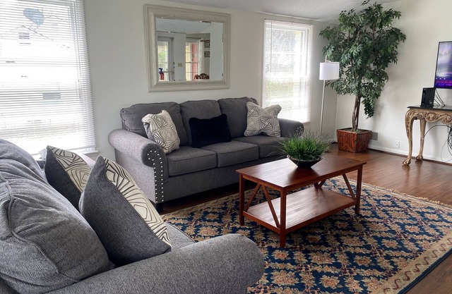 Private 4 BDRM- 2 BATHS house, 5 Miles from Downtown #7 ❤️