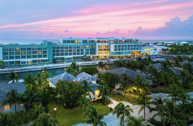 Private 4 -bed home w/dock facing the Hilton Hotel.