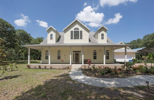 Private 6.5 area estate, 20 minutes from the beach